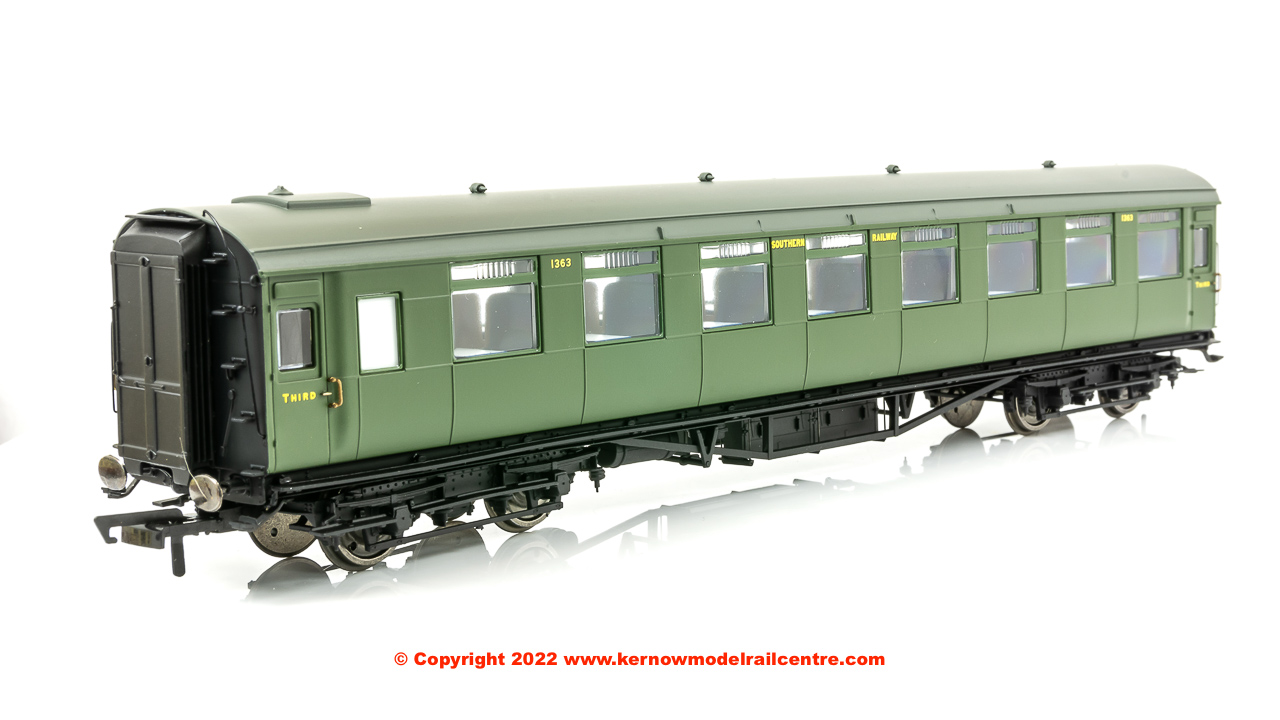 R40030 Hornby Maunsell 3rd Class Dining Saloon Open Third Coach number 1363 in SR Green livery - Era 3
